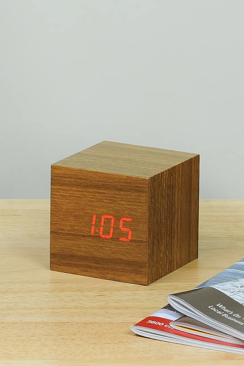 Επιτραπέζιο ρολόι Gingko Design Cube Click Clock χρώμα: καφέ φωτογραφία