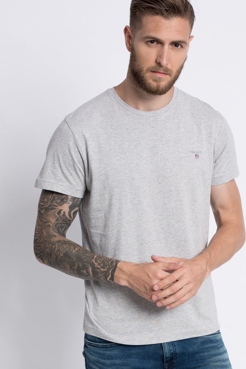 

Тениска Gant в сиво с апликация, Сив