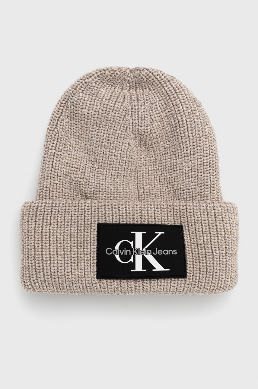 

Вълнена шапка Calvin Klein Jeans в бежово от плътен трикотаж от вълна, Бежов