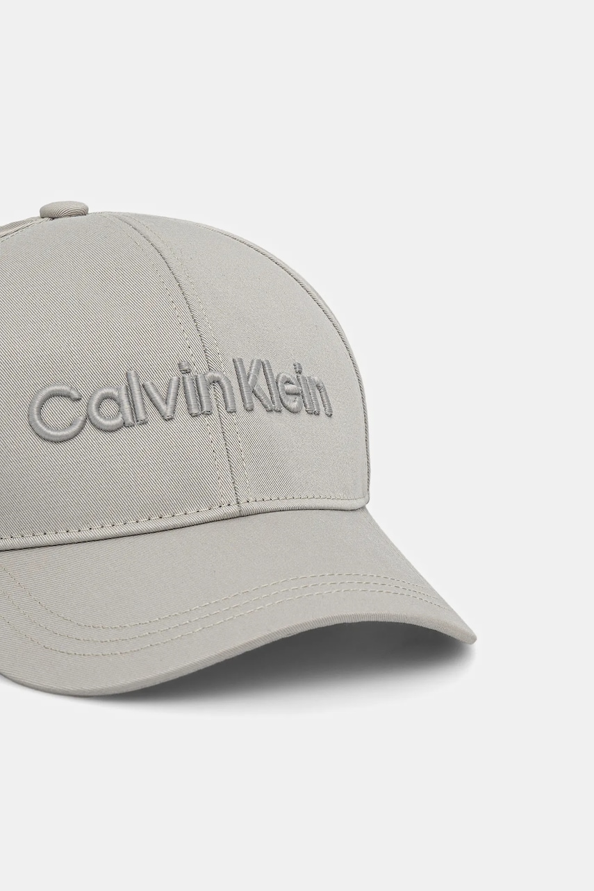 Хлопковая кепка Calvin Klein цвет белый с аппликацией K50K505737 Хлопковая кепка Calvin Klein цвет белый с аппликацией K50K505737
