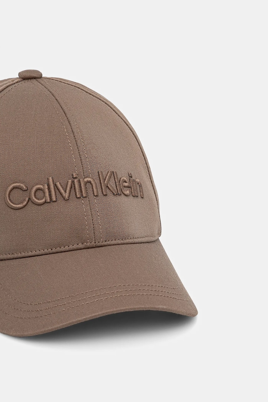 Хлопковая кепка Calvin Klein цвет белый с аппликацией K50K505737 Хлопковая кепка Calvin Klein цвет белый с аппликацией K50K505737