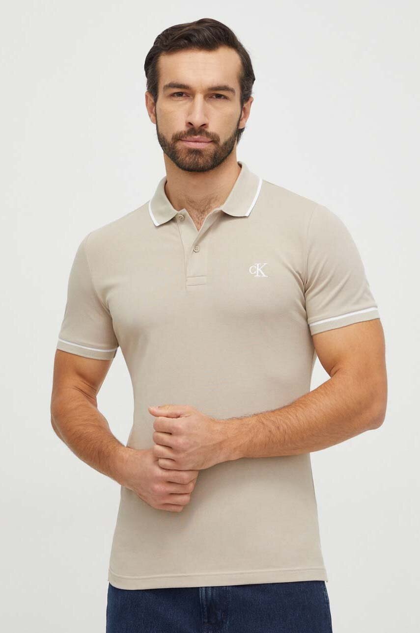 

Тениска с яка Calvin Klein Jeans в бежово с изчистен дизайн, Бежов