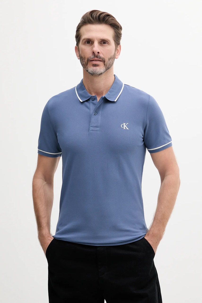 

Тениска с яка Calvin Klein Jeans в синьо с изчистен дизайн J30J315603, Син