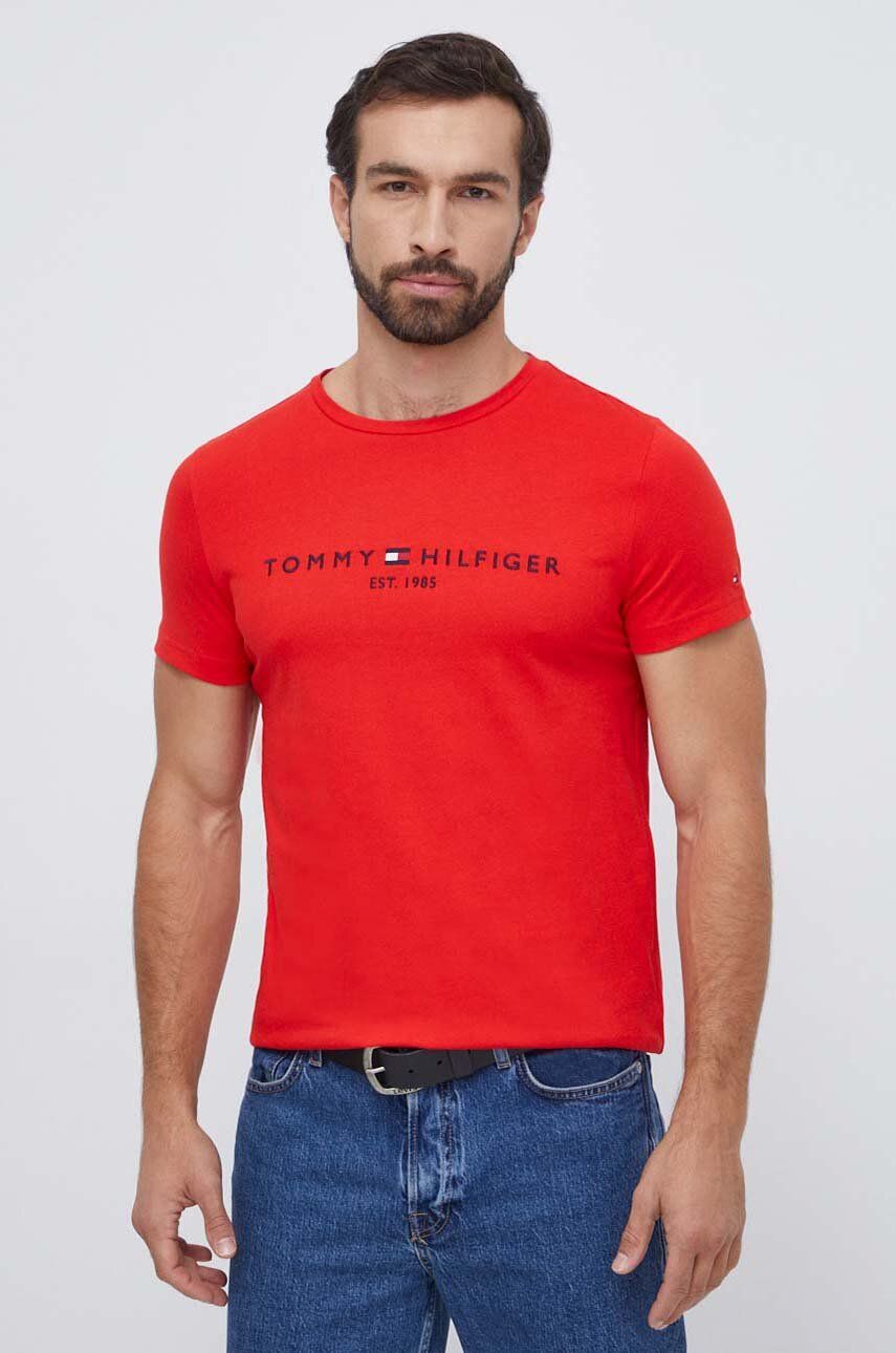 Levně Bavlněné tričko Tommy Hilfiger červená barva, s aplikací, MW0MW11797