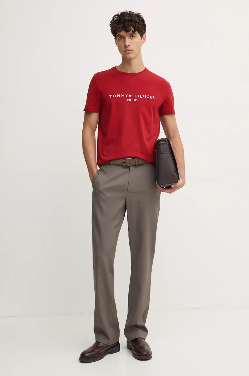 Хлопковая футболка Tommy Hilfiger мужской цвет красный с аппликацией Хлопковая футболка Tommy Hilfiger мужской цвет красный с аппликацией
