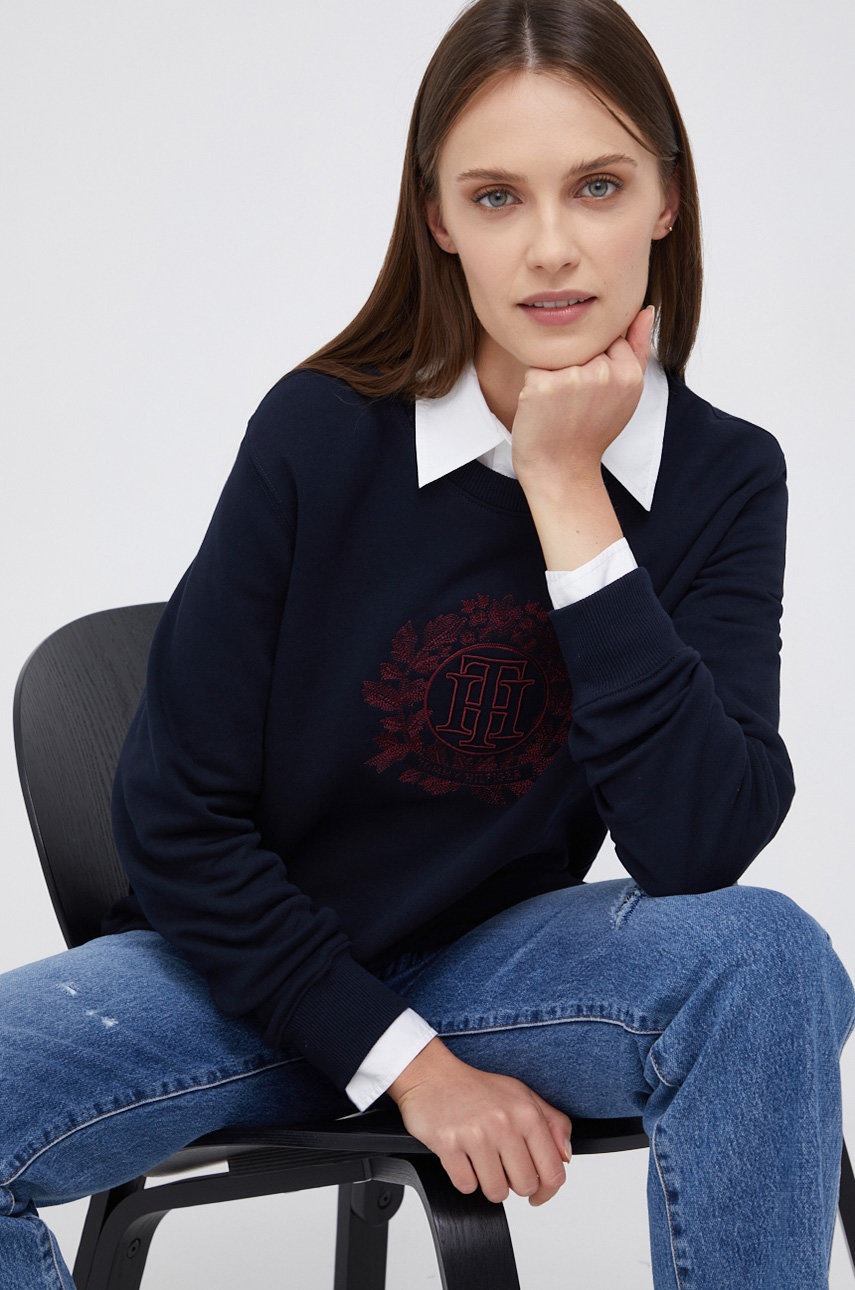 

Памучен суичър Tommy Hilfiger дамски в тъмносиньо с апликация, Тъмносин