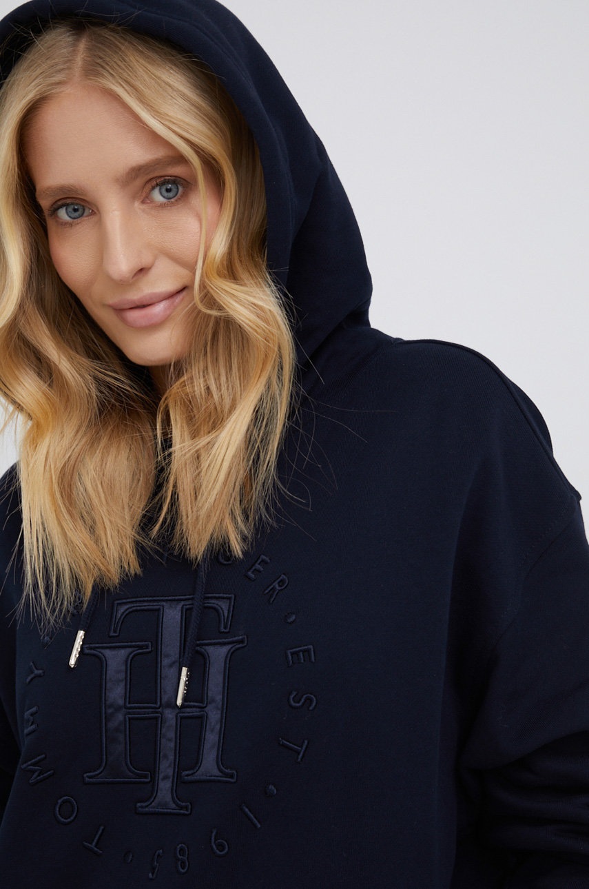 

Памучен суичър Tommy Hilfiger дамски в тъмносиньо с апликация, Тъмносин