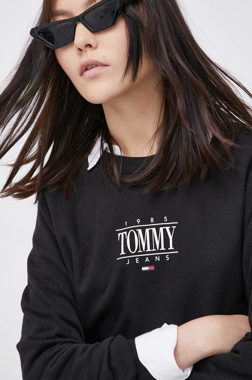 

Суичър Tommy Jeans дамски в черно с принт, Черен
