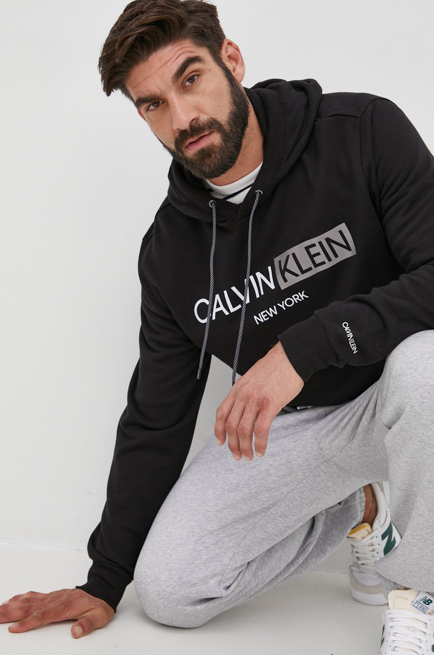 

Памучен суичър Calvin Klein в черно с принт, Черен