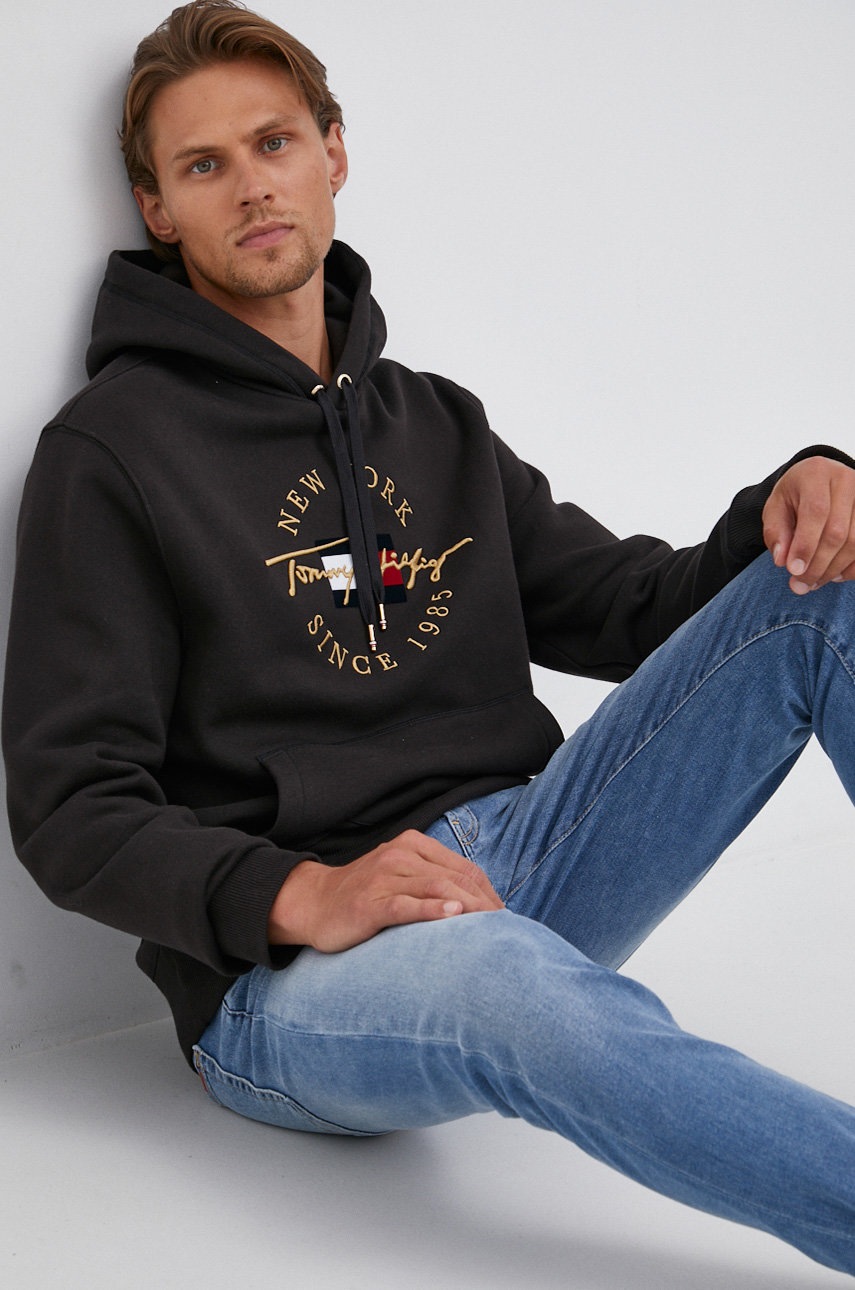 

Суичър Tommy Hilfiger мъжки в черно с апликация, Черен