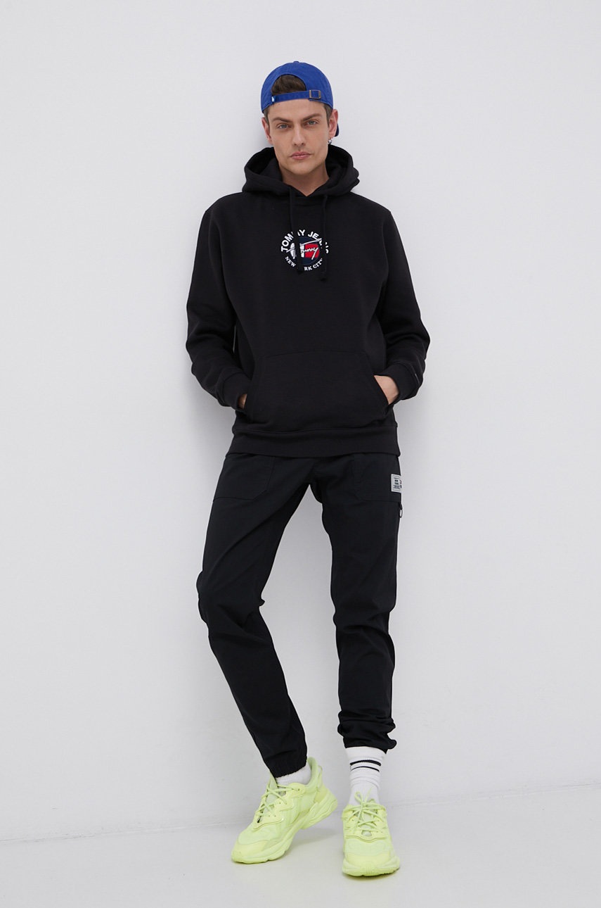 

Суичър Tommy Jeans мъжки в черно с апликация, Черен