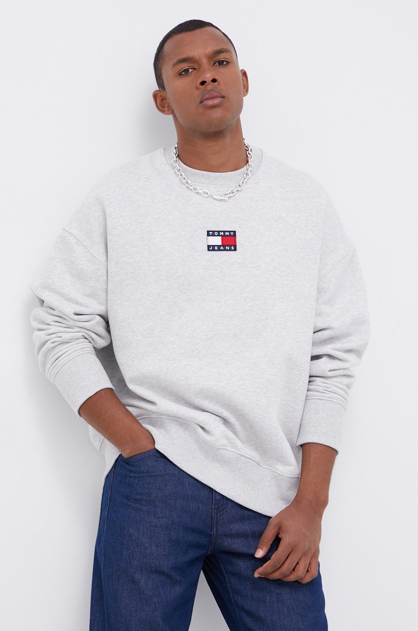 

Памучен суичър Tommy Jeans мъжки в сиво с апликация, Сив