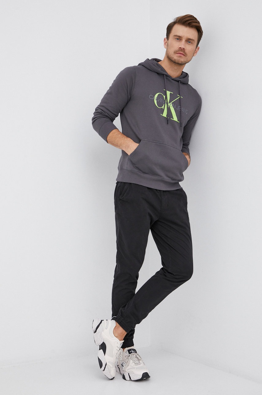 

Памучен суичър Calvin Klein Jeans мъжки в сиво с принт, Сив