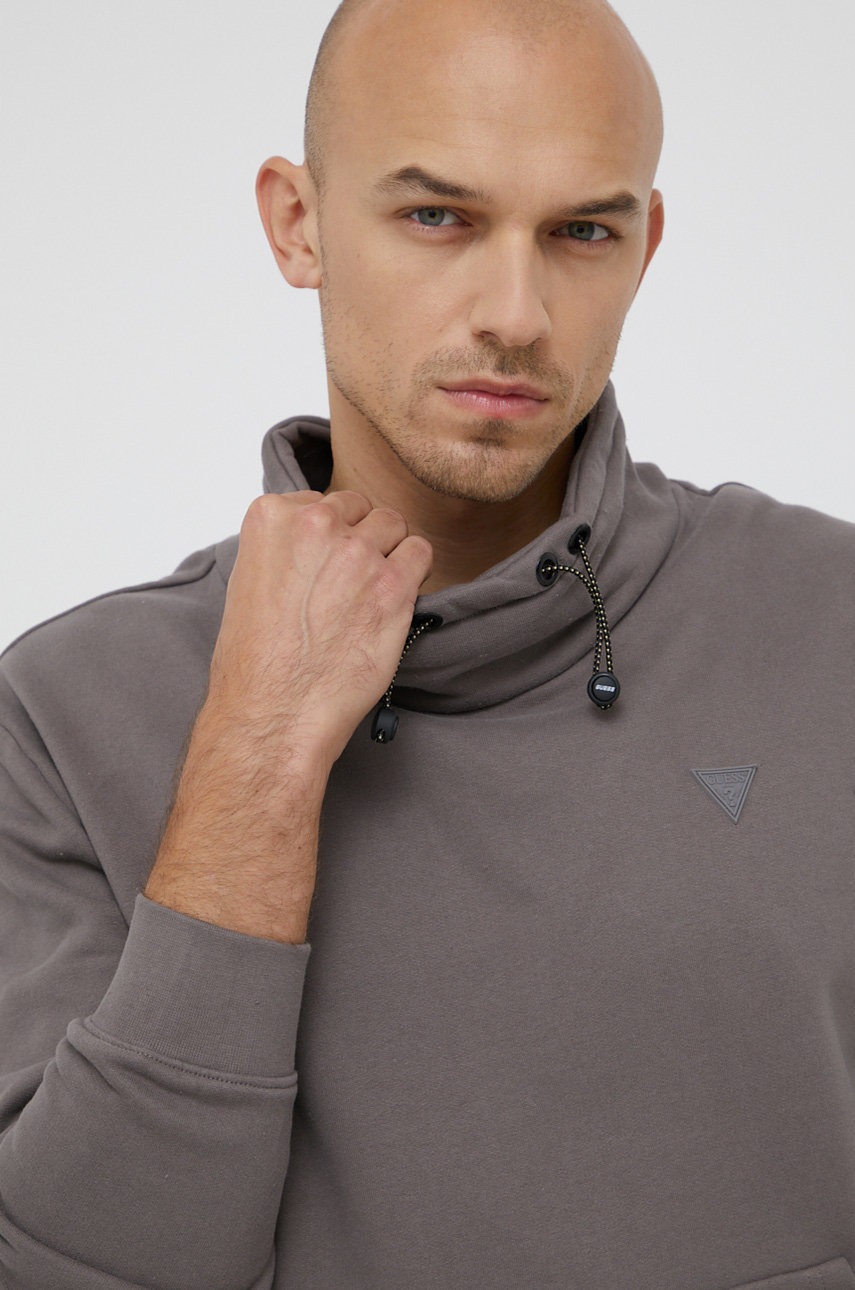 

Памучен суичър Guess мъжки в сиво с изчистен дизайн, Сив