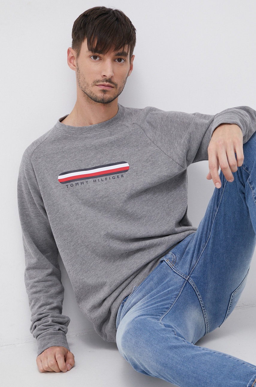 

Суичър Tommy Hilfiger мъжки в сиво с принт, Сив