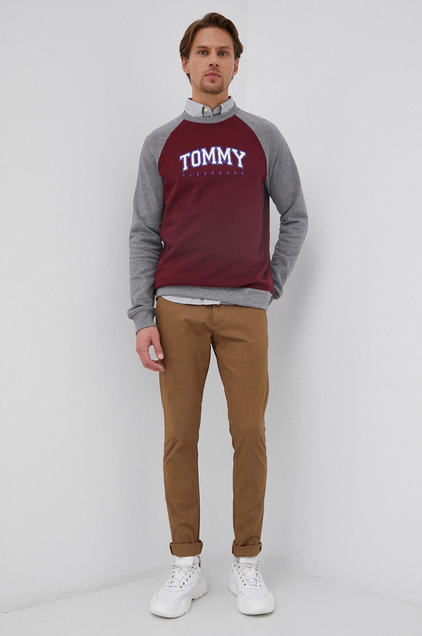 

Хлопковая кофта Tommy Hilfiger мужская цвет бордовый с принтом