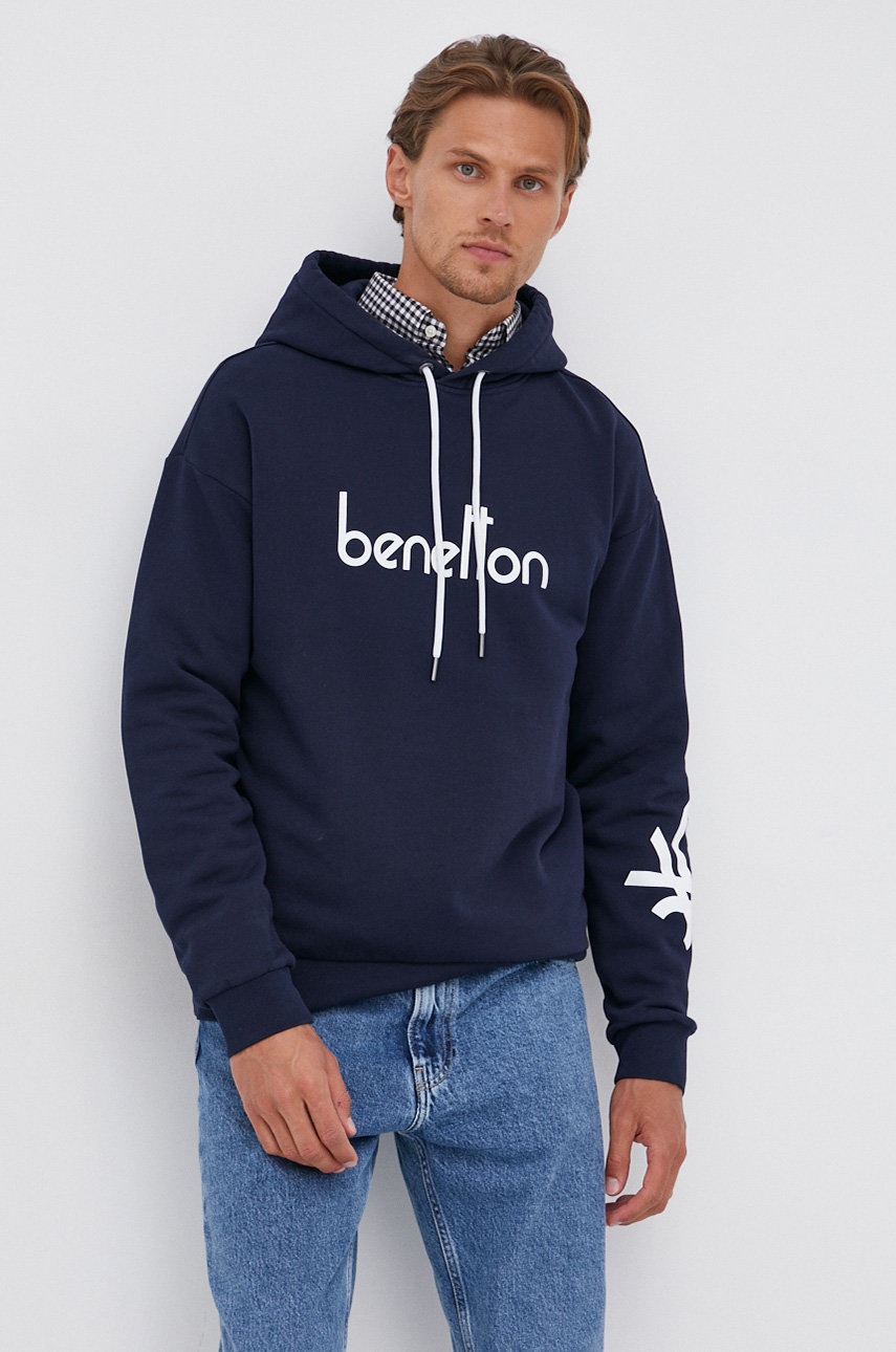 

Памучен суичър United Colors of Benetton мъжки в тъмносиньо с принт, Тъмносин