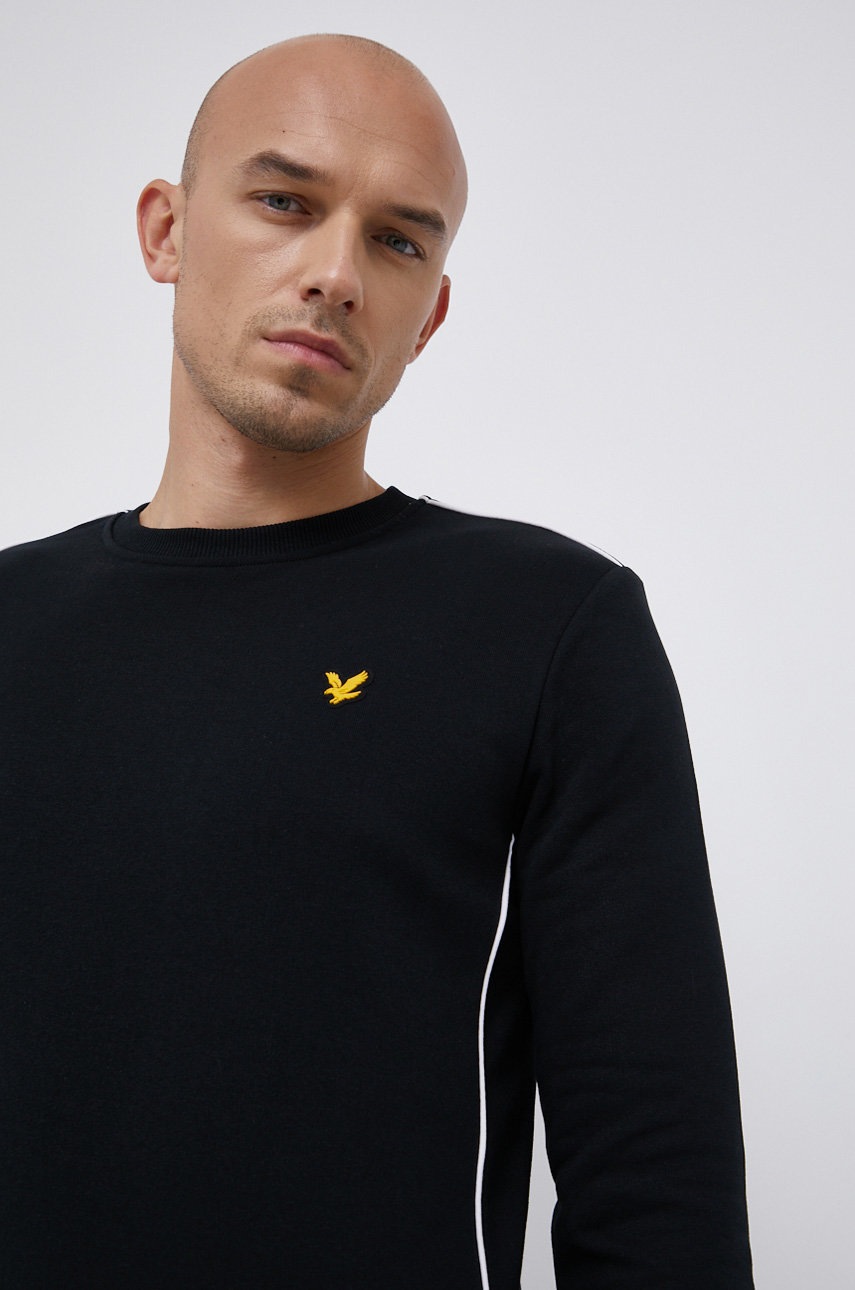 

Суичър Lyle & Scott мъжки в черно с изчистен дизайн, Черен