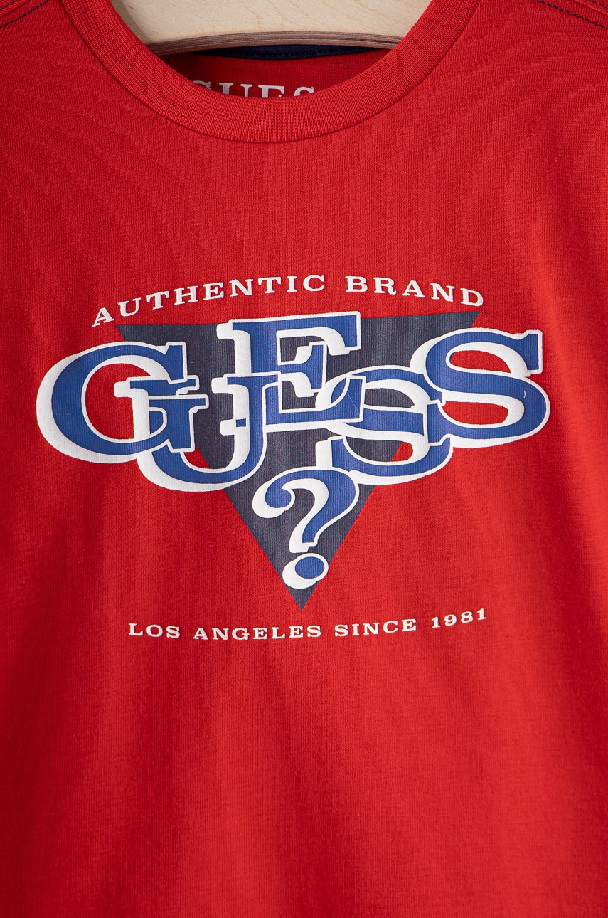 

Дитячий лонгслів Guess колір червоний з принтом