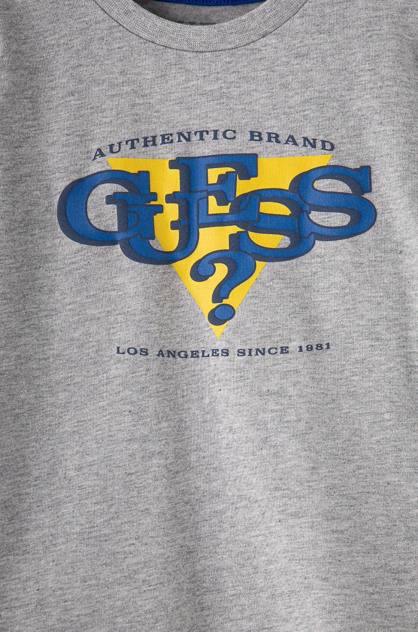

Детский лонгслив Guess цвет серый с принтом