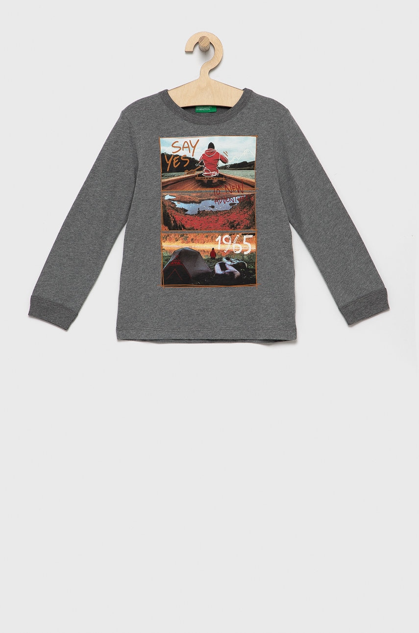 United Colors Of Benetton longsleeve din bumbac pentru copii culoarea gri, cu imprimeu