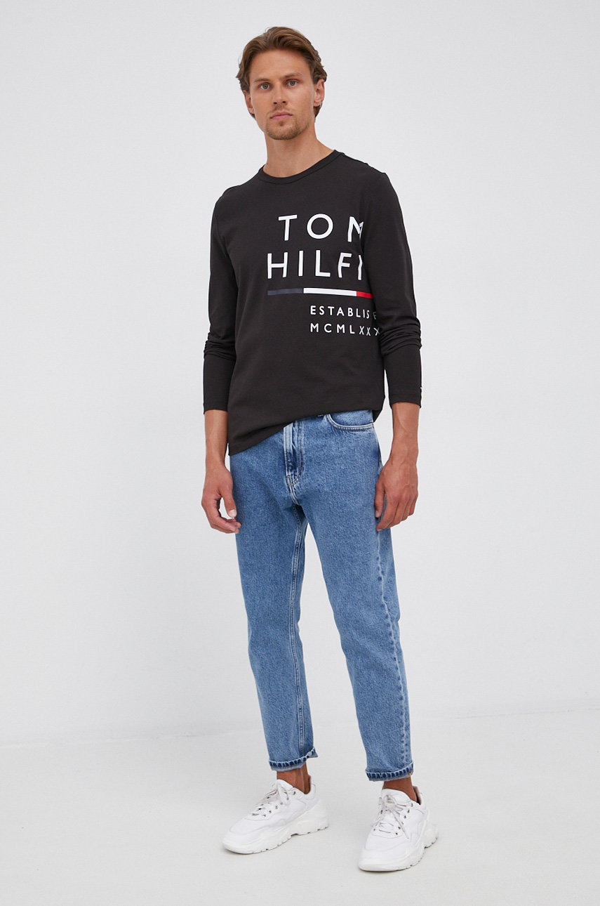 

Хлопковый лонгслив Tommy Hilfiger цвет чёрный с принтом