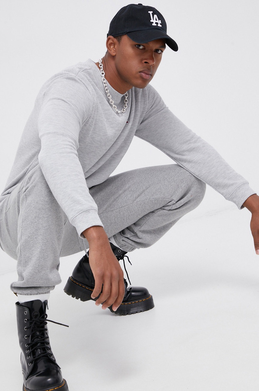 

Суичър Tommy Jeans мъжки в сиво с изчистен дизайн, Сив