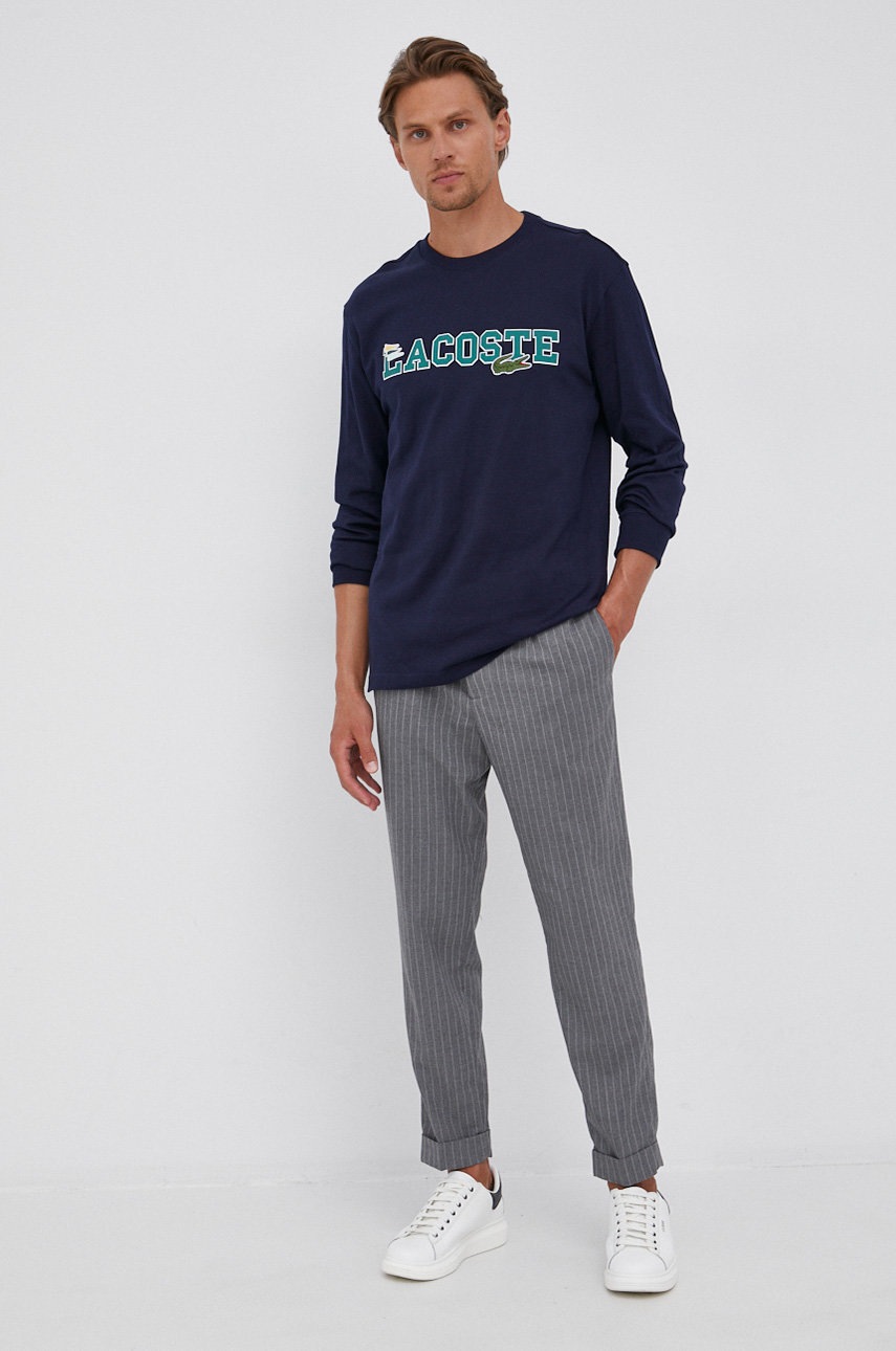 

Хлопковый лонгслив Lacoste цвет синий с принтом
