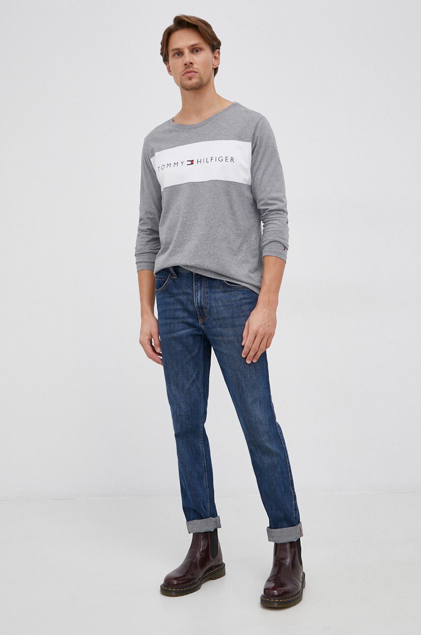 

Хлопковый лонгслив Tommy Hilfiger цвет серый с принтом