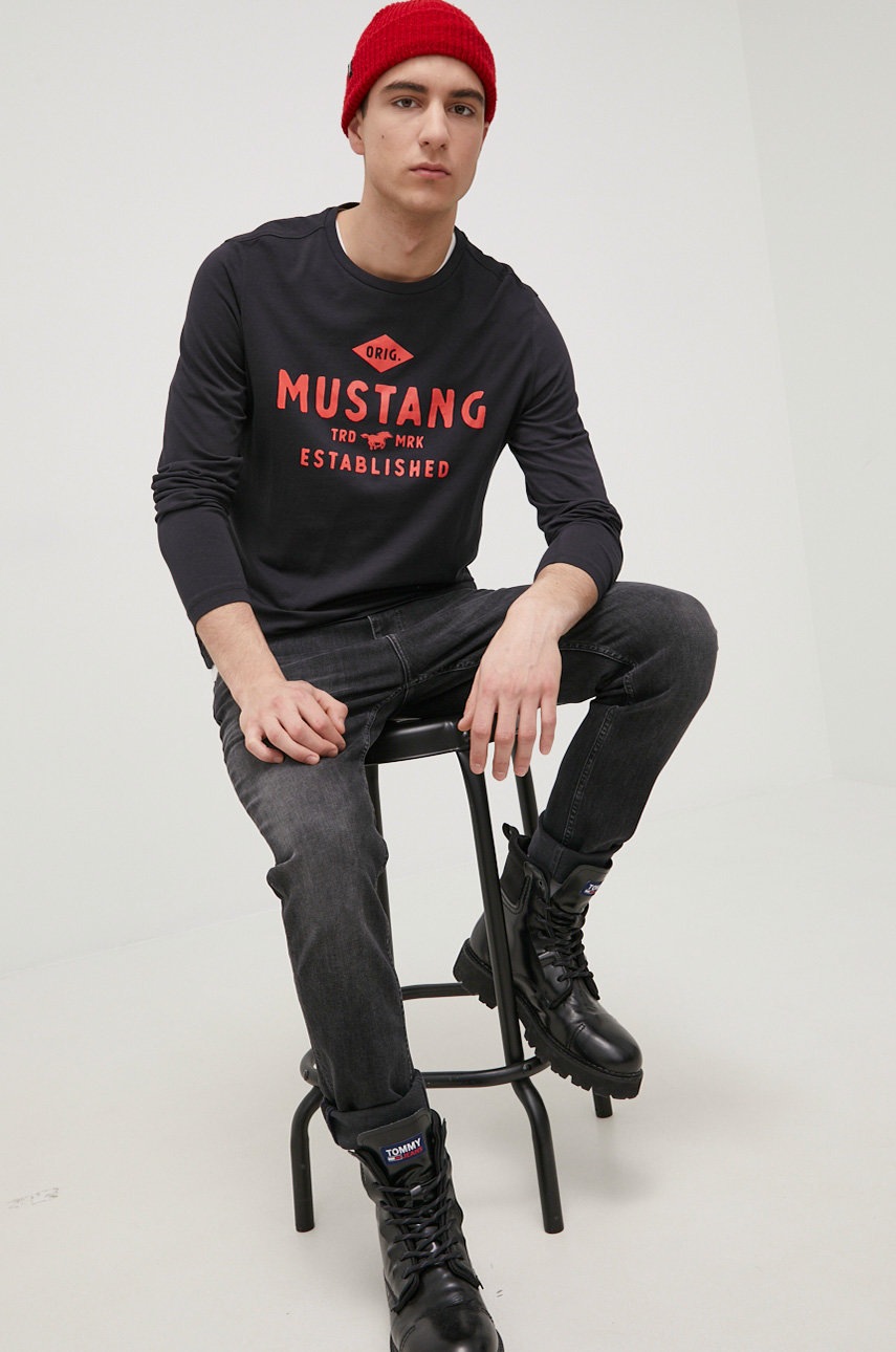 

Хлопковый лонгслив Mustang цвет чёрный с принтом