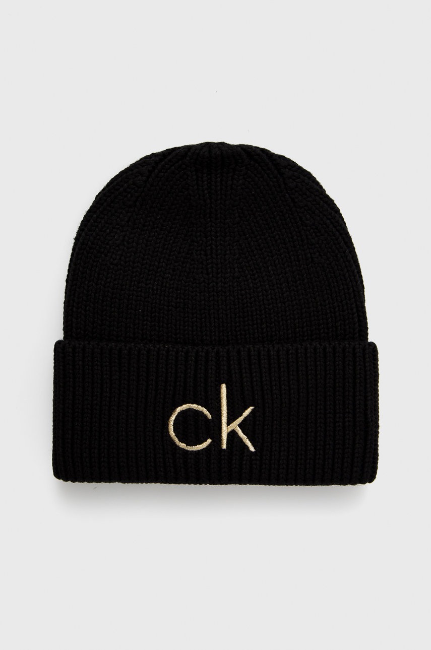 

Шапка Calvin Klein в черно от плътен трикотаж, Черен