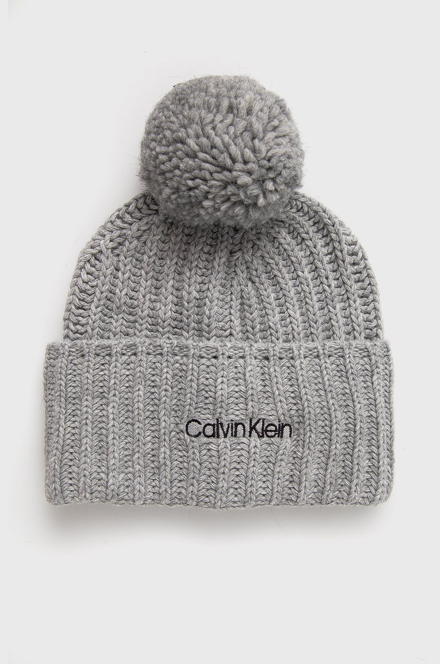 

Шапка с вълна Calvin Klein в сиво с фина плетка, Сив