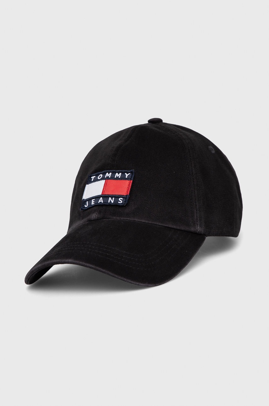 

Шапка Tommy Hilfiger в черно с апликация, Черен