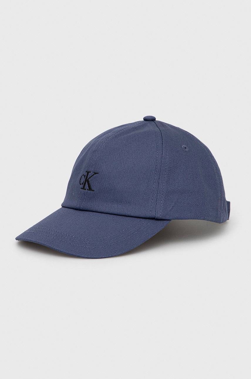

Шапка с козирка Calvin Klein Jeans в тъмносиньо с апликация, Тъмносин