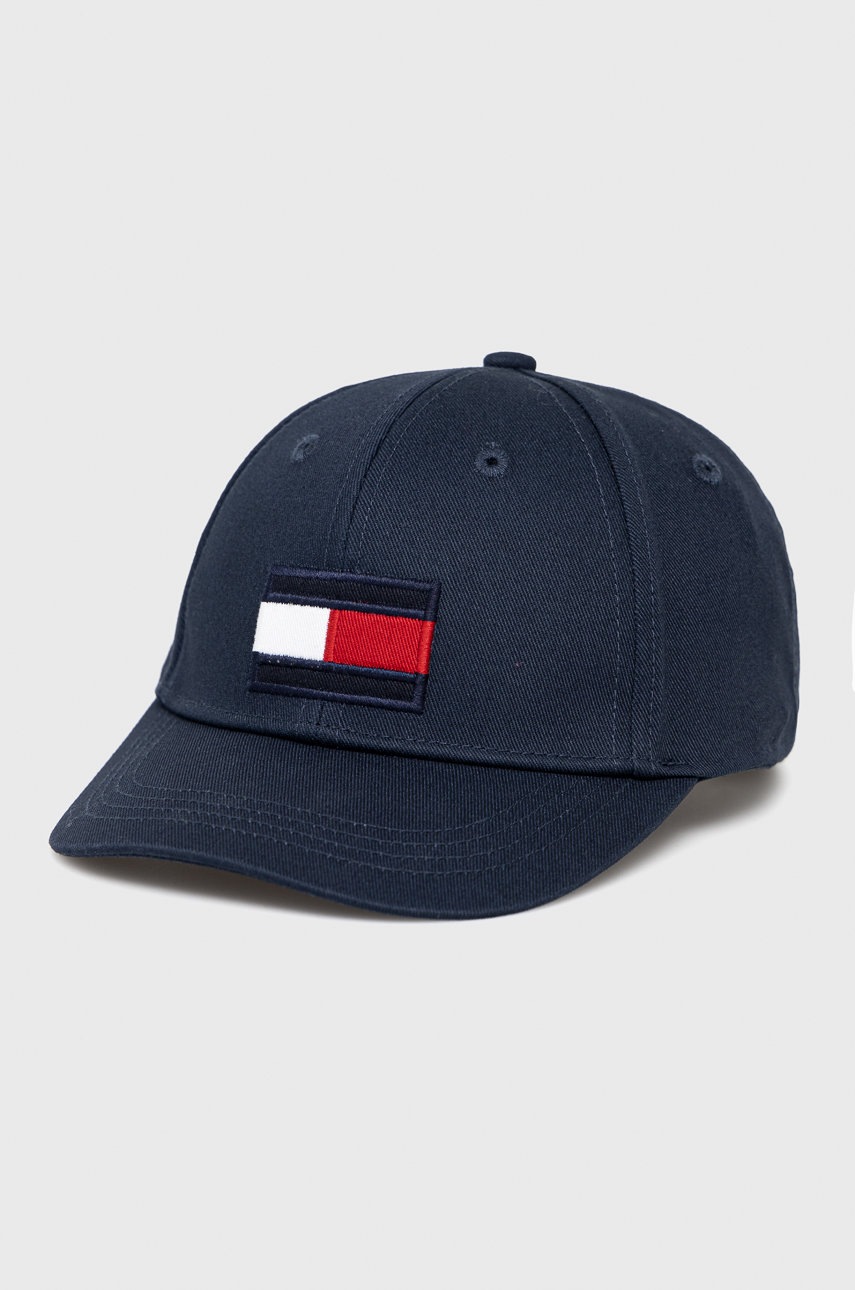 

Детска шапка Tommy Hilfiger в тъмносиньо с апликация, Тъмносин