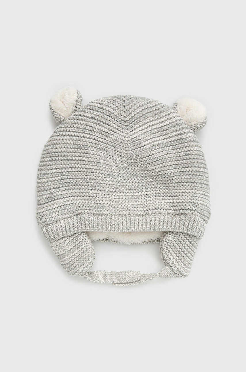 

Детска шапка GAP в сиво с фина плетка от памук, Сив