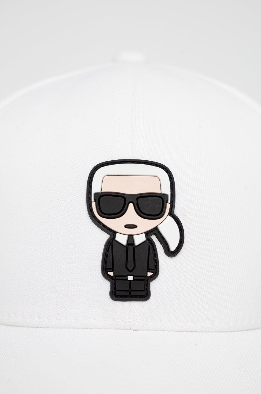 

Шапка Karl Lagerfeld цвет белый с аппликацией