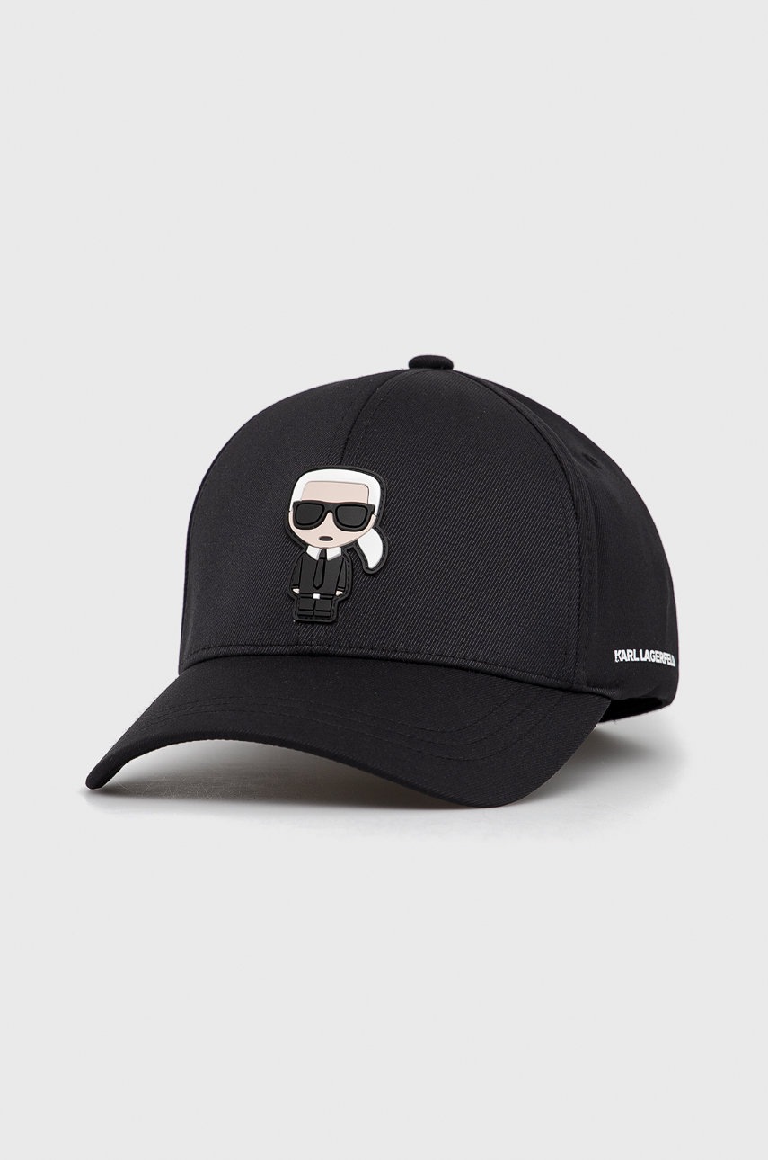 

Шапка Karl Lagerfeld в черно с апликация, Черен