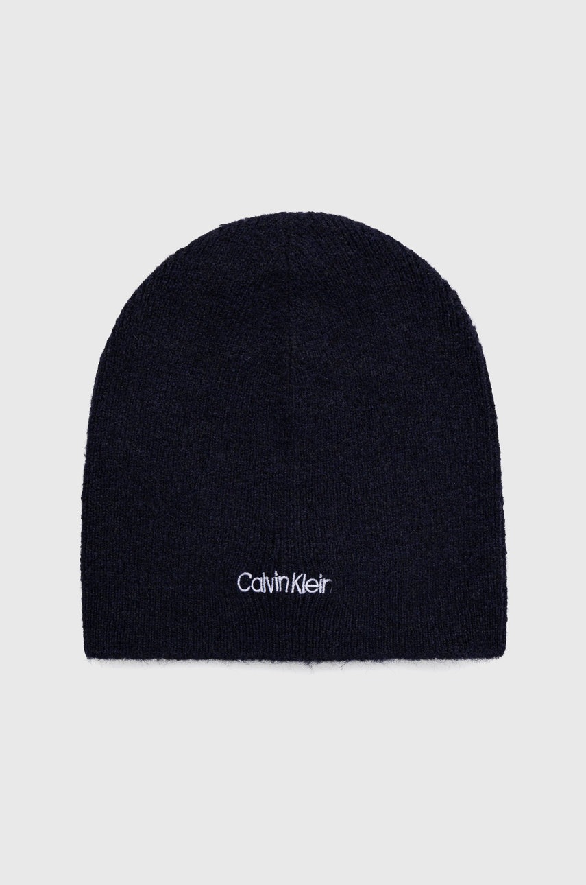 

Шапка Calvin Klein в тъмносиньо с фина плетка, Тъмносин