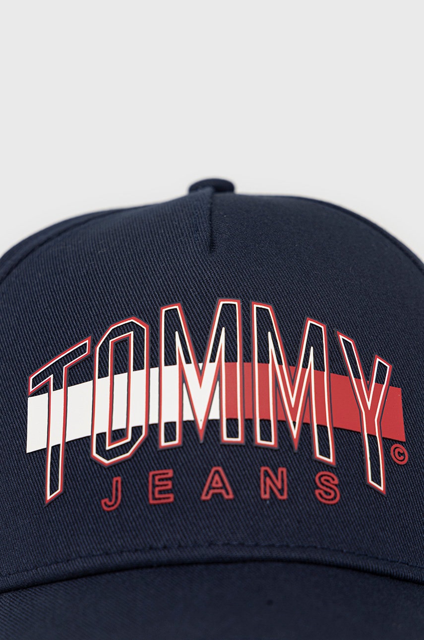 

Шапка Tommy Jeans цвет синий с аппликацией