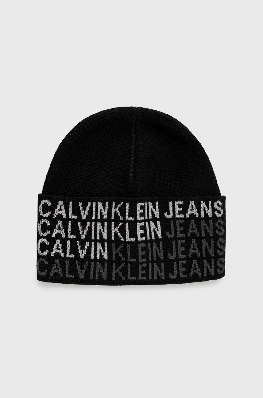 

Шапка Calvin Klein Jeans в черно с фина плетка от памук, Черен