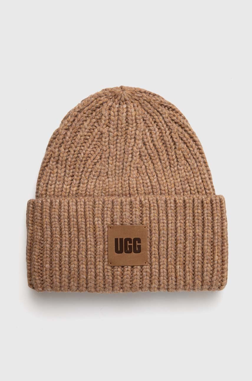 

Шапка с вълна UGG в кафяво от плътен трикотаж, Кафяв