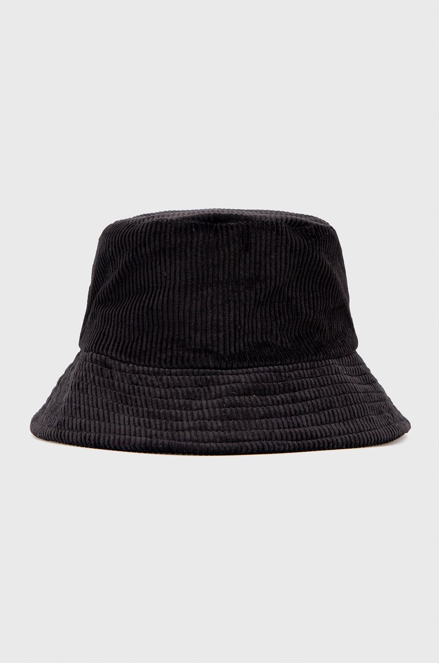 Bavlněná čepice Sisley černá barva, bavlněná - černá -  100% Bavlna