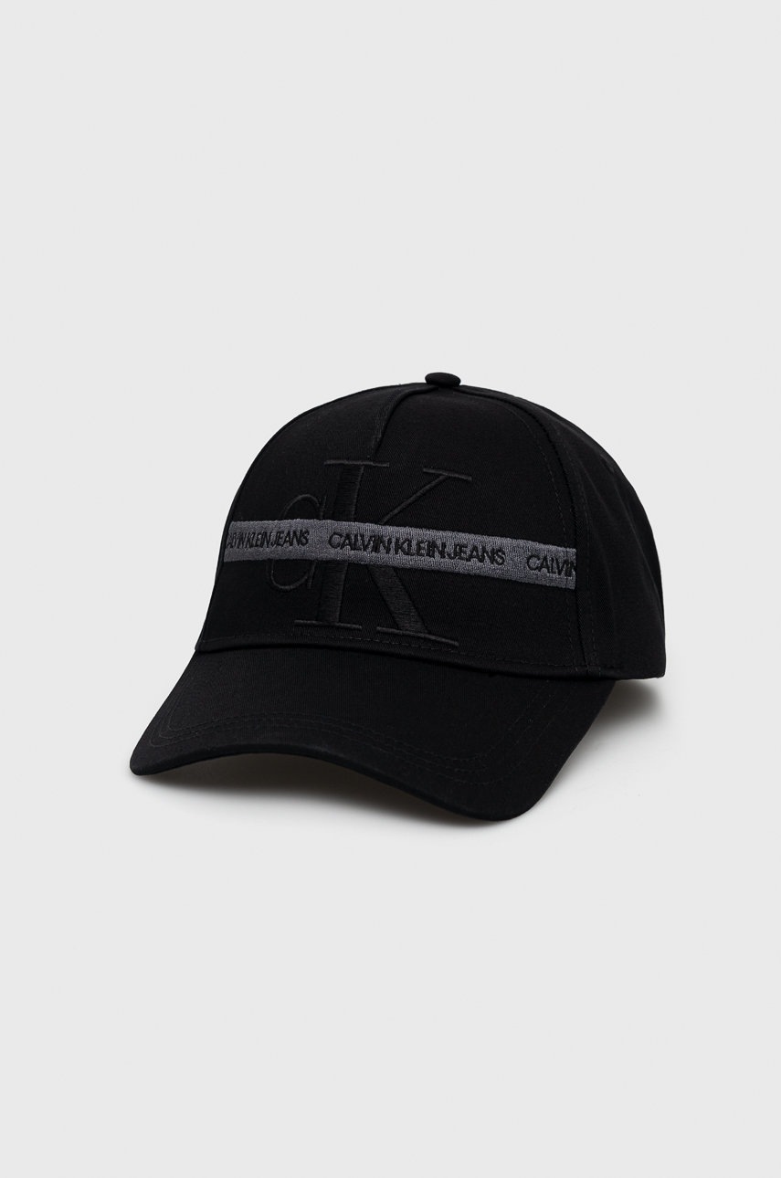 

Памучна шапка Calvin Klein Jeans в черно с апликация, Черен