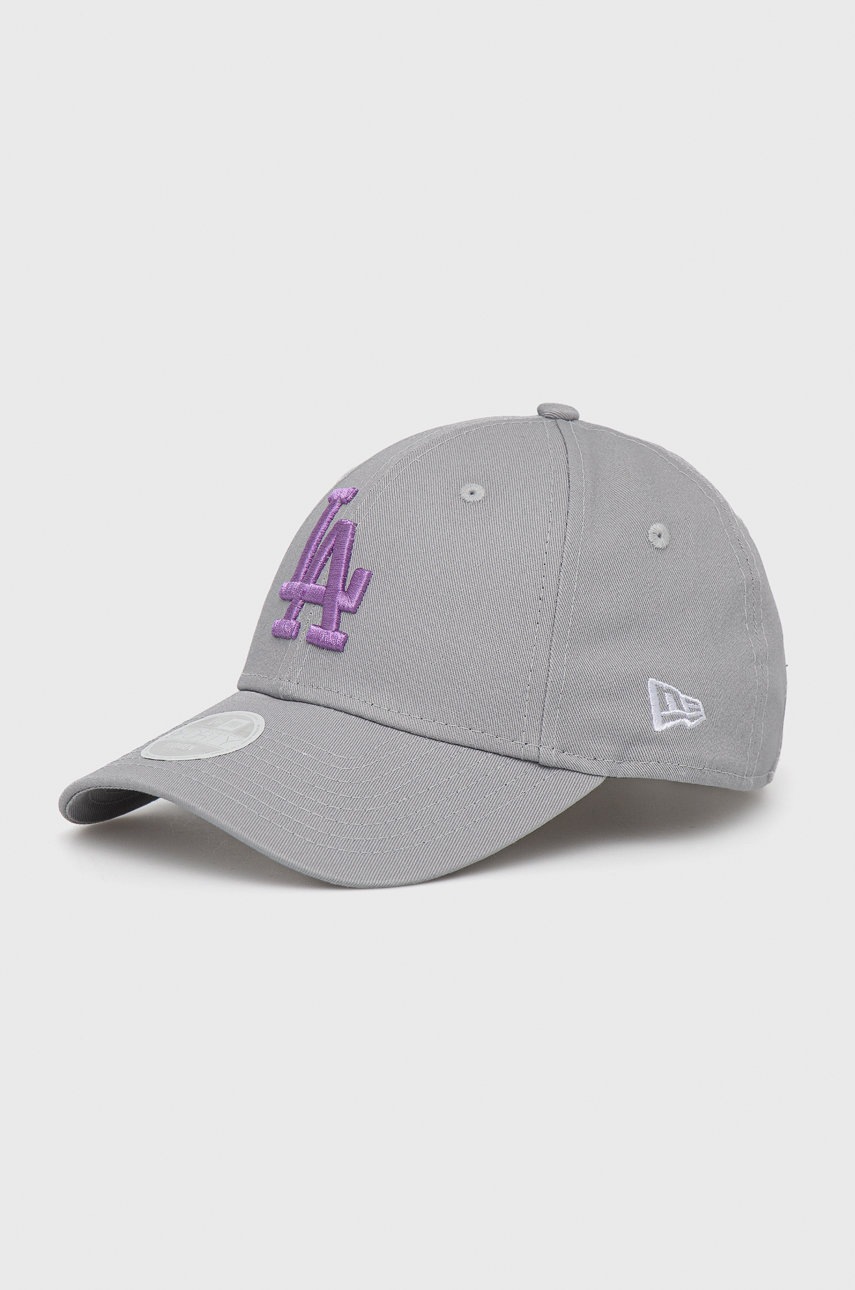 

Памучна шапка New Era в сиво с апликация, Сив