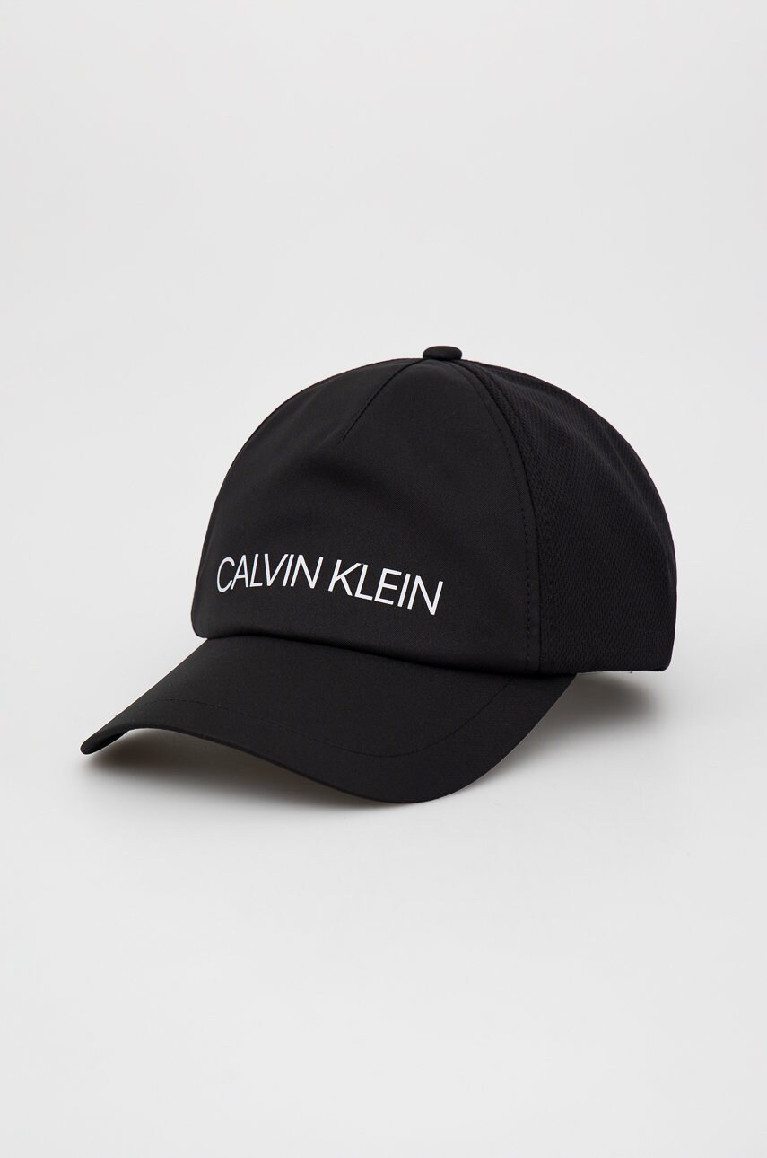 

Шапка Calvin Klein Performance в черно с принт, Черен