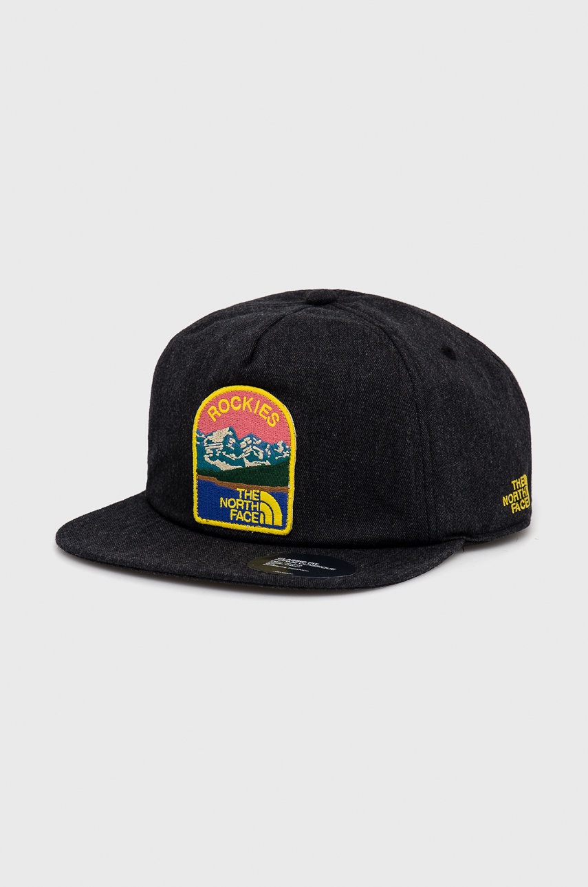 

Памучна шапка The North Face в сиво с апликация, Сив