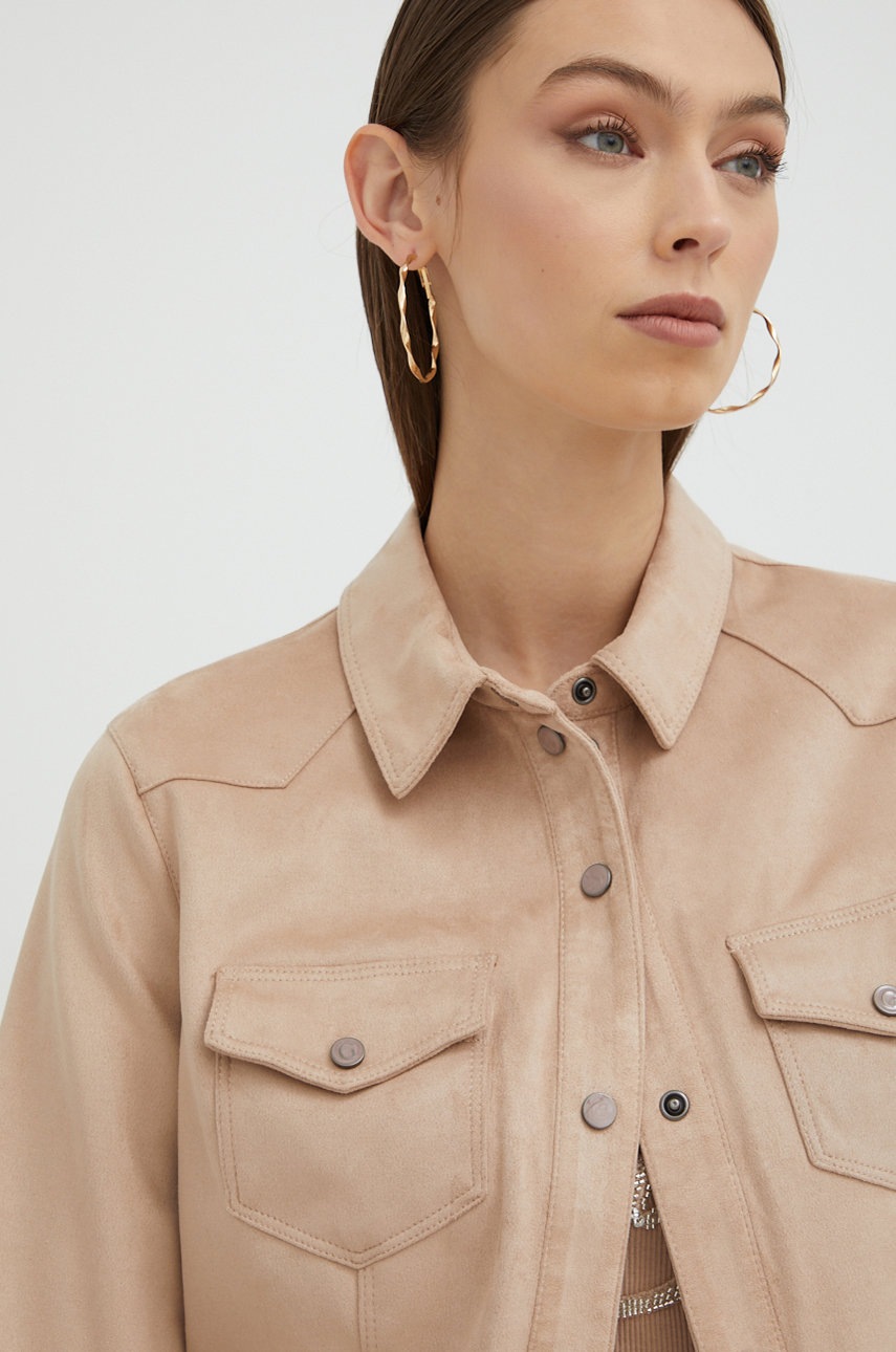 

Риза Guess дамска в кафяво със стандартна кройка с класическа яка, Кафяв