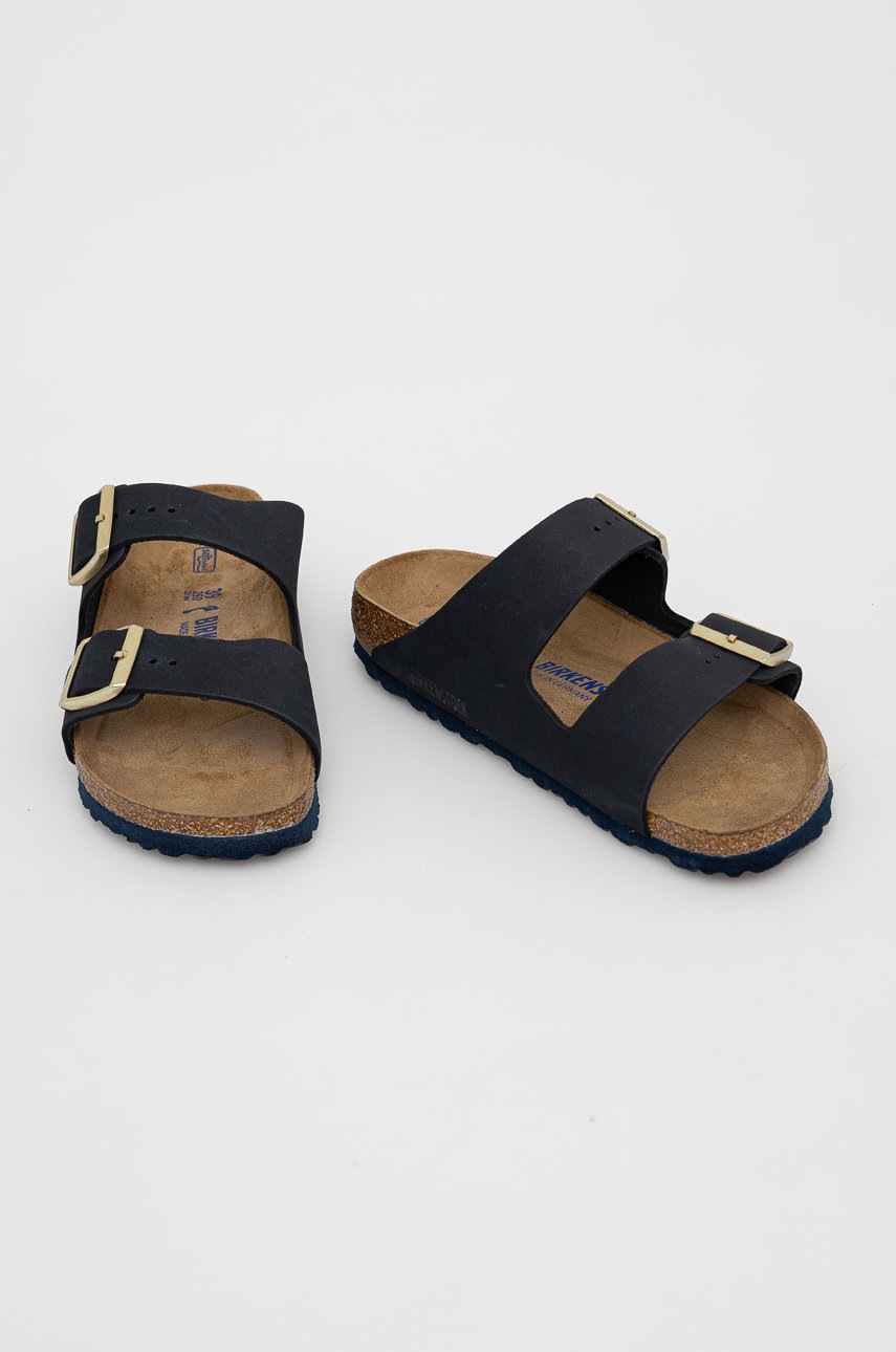 

Замшеві шльопанці Birkenstock Arizona жіночі колір чорний