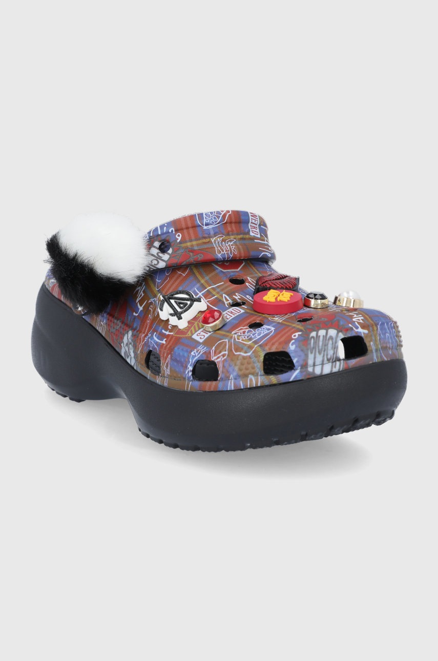 

Шльопанці Crocs x Disney жіночі колір чорний на платформі
